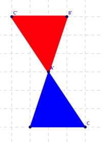 Vi speilet en blå trekant om topppunktet A og speilbildet er den røde trekanten.